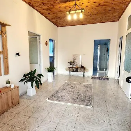 Mia - Entire With Balcony & Garden *