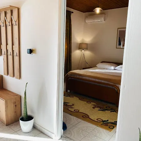 Appartamento Mia - Entire With Balcony & Garden Divjake