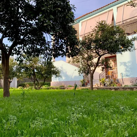Mia - Entire With Balcony & Garden *