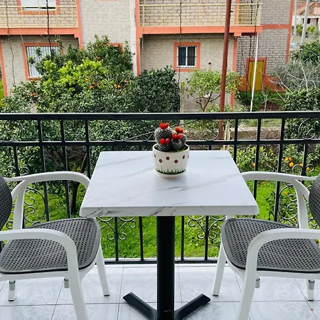 Mia - Entire With Balcony & Garden Daire