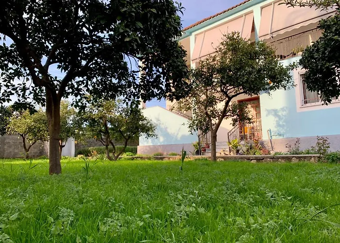 Mia - Entire With Balcony & Garden *